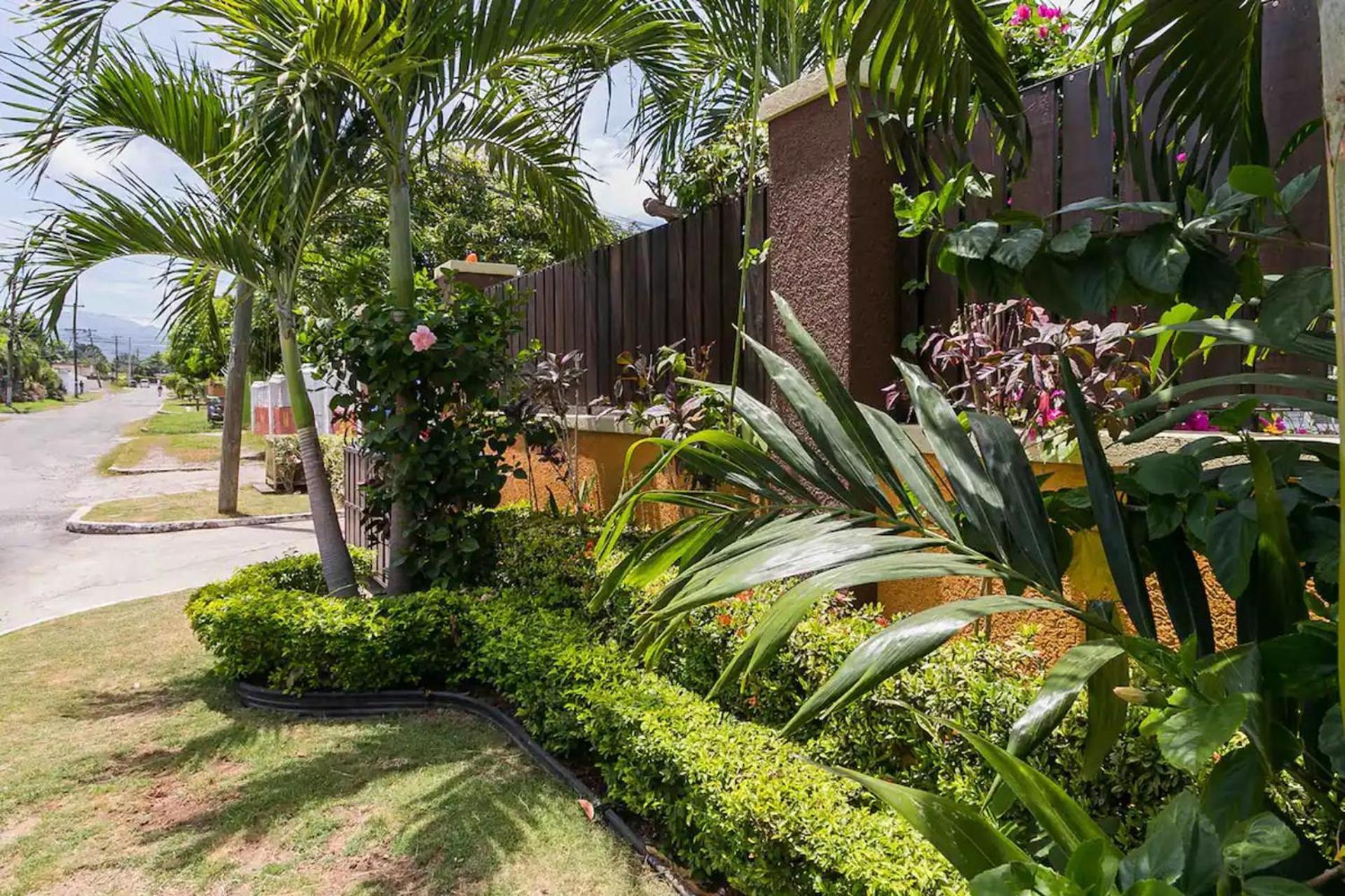 Aquahaven Retreat In Kingston Villa Exterior photo